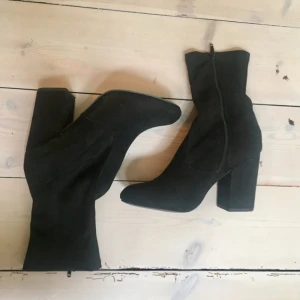  - Sock boot klackar, storlek 39. Säljer pga fel storlek.  Klack ca 9 cm, är jättesnygga på, passar perfekt till vilken outfit som helst.   Tar endast swish. Frakt ingår!