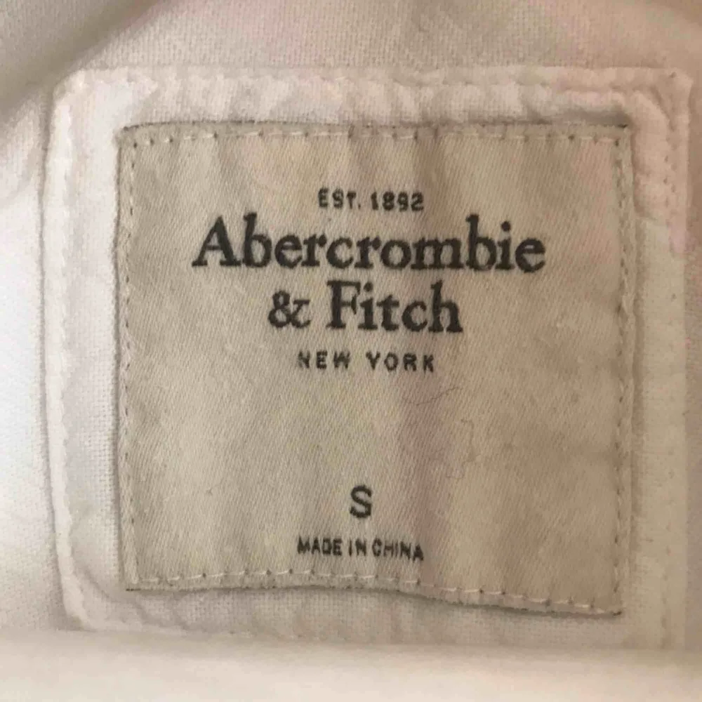 Vit skjorta från Abercrombie & Fitch. Bra skick. . Skjortor.