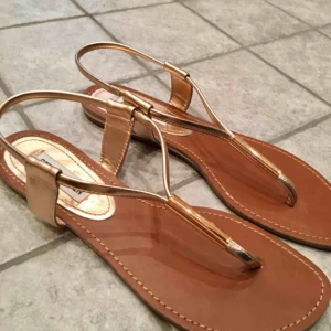  - Ett par supersköna Steve Madden sandaler som använts ett fåtal gånger. Säljer pga för små. Kan mötas i Stockholm. Skriv till mig om det är något du undrar över☀️