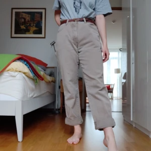  - Jättefina jeans i beige färg från Wrangler! Lite för stora för mig (måtten är 34/32) men även då är de snygga med ett skärp så passar även mindre storlekar beroende på önskad passform. 63 kr frakt ☀️