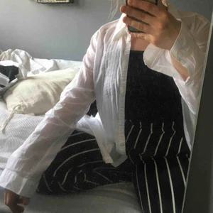  - Vit lång skjorta, perfekt att ha över linne nu till sommaren!! 🌼🙏🏼