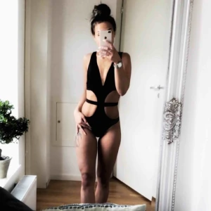  - Svart Baddräkt: oanvänd  Gul bikini baddräkt : endast använt toppen så den är lite missfärgad annars Superfin! 