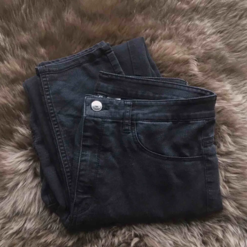 Svarta jeans från Divided. Jeans & Byxor.