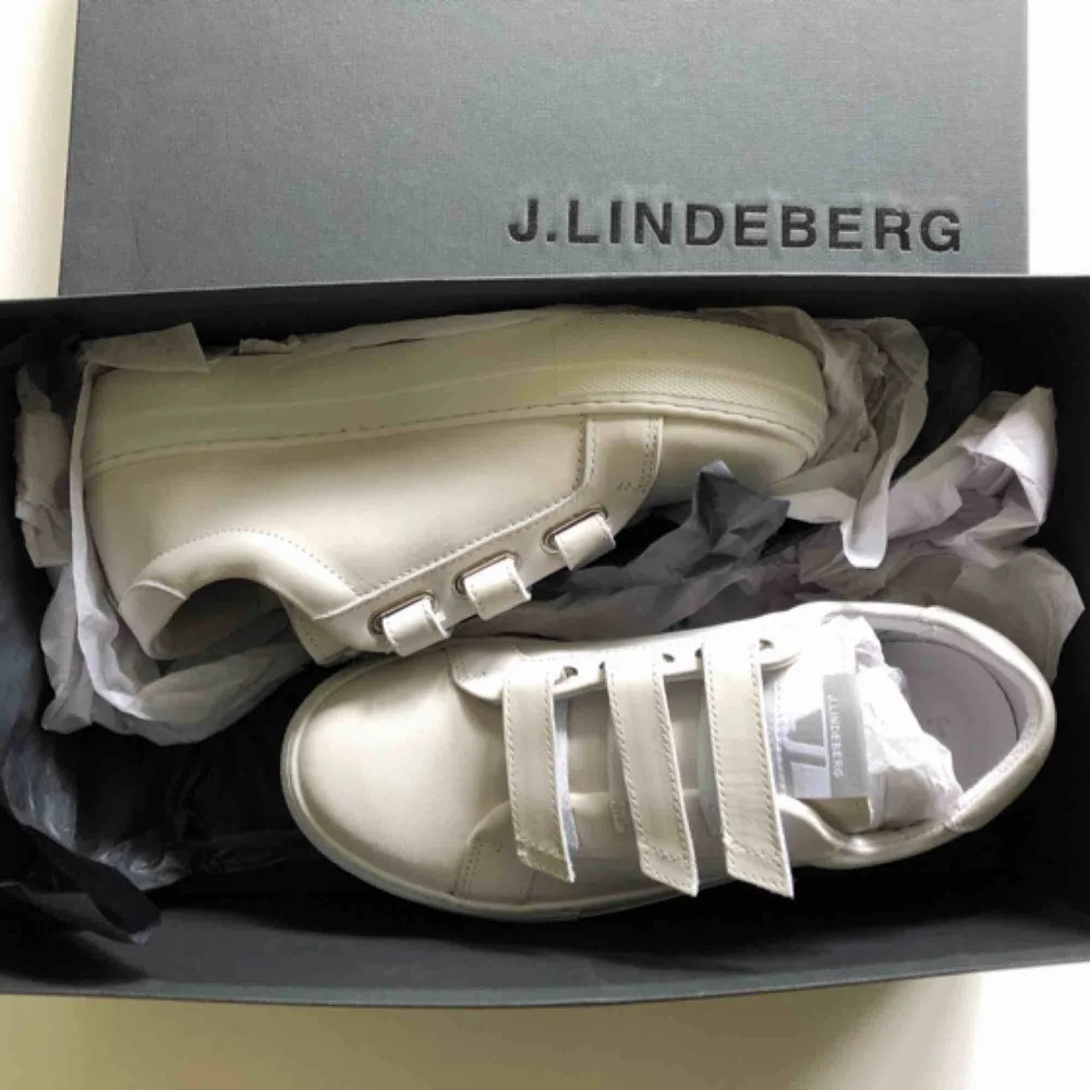 Oanvända sneakers i mocka från J.lindeberg. Finns fortfarande att köpa i butik för 1600:-. Skor.