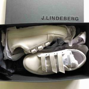 Oanvända sneakers i mocka från J.lindeberg. Finns fortfarande att köpa i butik för 1600:-