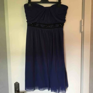  - Mörkblå klänning med svarta detaljer. Smala axelband medföljer. Storlek saknas men gissningsvis S. Väldigt bra skick. Använd fåtal gånger. Köparen betalar frakten