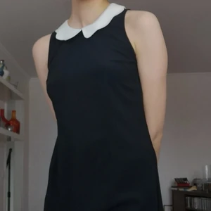  - Svart klänning med vit krage, köpt på Shock i Sthlm för 800 kr. Jättefint skick, nästan helt oanvänd. 