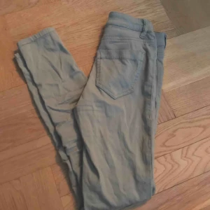  - Stretchiga byxor från newyorker. Storlek xs! Militärgrön färg och små fickor. Sitter super bra på och formar såå bra💕