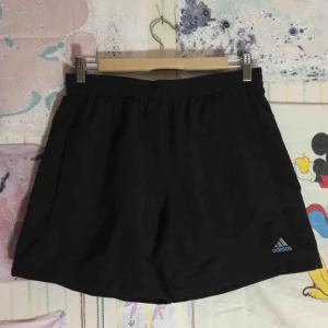  - SVARTA UNISEX ADIDAS SHORTS/BADBYXOR.  I väldigt bra skick, använda max 4-5ggr.  Strl S.  Finns i Sthlm, möts helst upp men kan skickas mot fraktkostnad.  Har swish. ✨ 