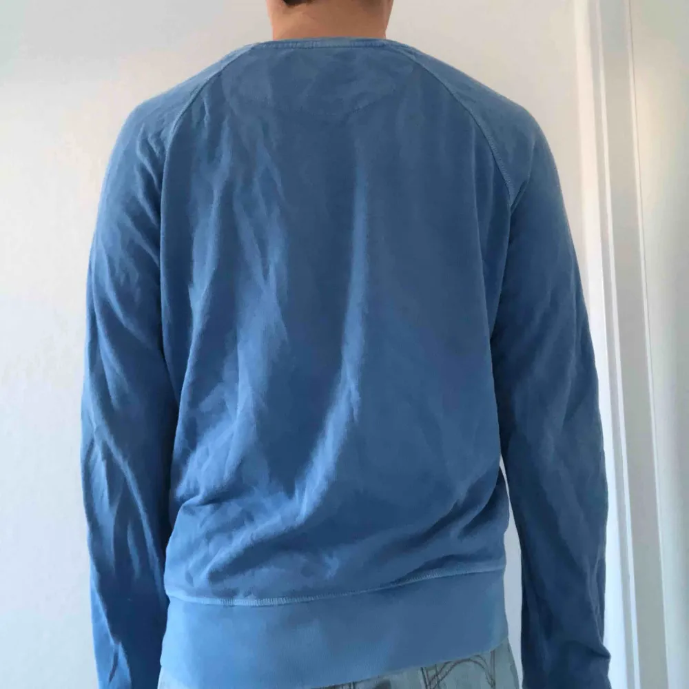 En ljusblå tröja från Gant. I vintage stuk. . Tröjor & Koftor.