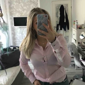  - Superfin ljusrosa smårutig skjorta från MQs märke STOCKH LM, aldrig andvänd!! Tunnt material och väldigt bra skick☺️☺️