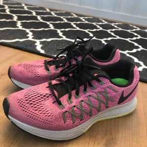  - Original Kartong ingår. Knappt använd träningsskor som jag nu måste sälja för jag passar inte i dom längre. Snabbaffär prioriteras.  +frakt