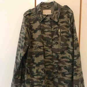  - Jacka från River Island. Topp skick! Oversize med militärprint