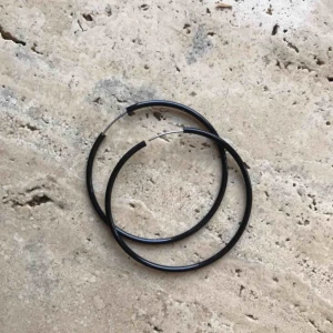  - Nice svarta hoops! Köpare står för frakt, men kan mötas upp!