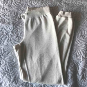  - Svin sköna vita Cubus byxor❤️ väldigt bra skick eftersom de inte är så använda pga för små, frakt tillkommer