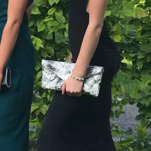  - Säljer denna astuffa väska/clutch med ormskinns print sååååå snygg och rymmer mycket