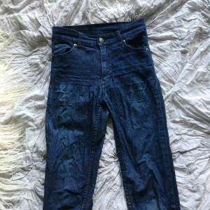  - Stretchjeans i stuprörsmodell från cheap monday.