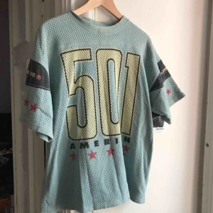  - Vintage Levis T-shirt . 80/90-tal. Dubbla lager tyg så tjockare än en normal T-shirt. Väl använt skick. Kan hämtas i Uppsala eller skickas.