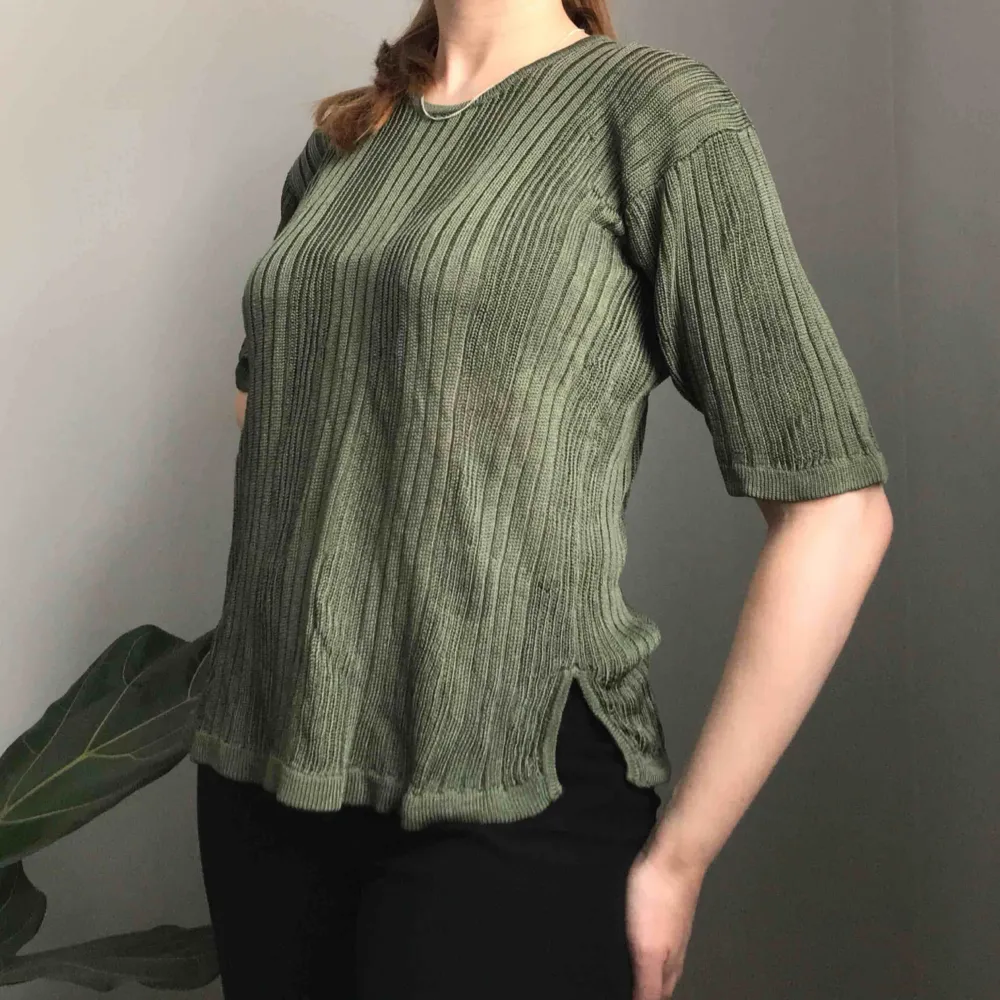 💌Frakt ingår!💌 Unik stickad tröja i olivgrön med ett metalliskt skimmer från Wico • i storlek XL men passar även S/M för en mer oversized fit! . T-shirts.