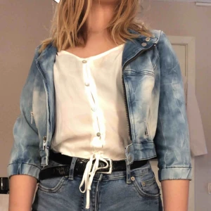  - Vanlig jeansjacka me sökte kortare armar, passar bra på sommaren. Aldrig använt 