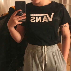  - Svart Vans T shirt i M men liten i storleken så sitter som en S. Använd fåtal tillfällen! Frakt ingår i priset 🦋