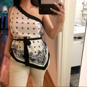  - Helt ny blus från Oasis, lapp finns kvar. Stl 32 men kan massa 34 då jag själv pendlar mellan 34 till och med 36 🌸