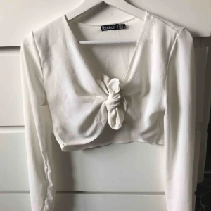  - fin topp från Boohoo, oanvänd, hundar finns i hemmet. 70kr för plagget, 30 för frakten