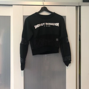  - Skitcool magtröja med nätdetaljer. Perfekt till träning eller bara till vardags.