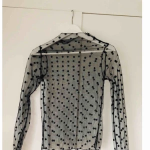  - Festtröja i mesh med svarta prickar på. Helt oanvänd. Frakt ingår 