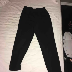  - Svarta kostymbyxor jag aldrig riktigt använt, men de är ett härligt luftigt material, som funkar bra nu till våren och sommaren! Kolla gärna mina andra annonser💕
