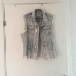  - Jeansväst som aldrig är använd, behöver ett nytt fint hem 😩  Betalaren står för frakten.