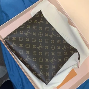 Louis Vuitton toiletry pouch 26 - Louis Vuitton toiletry pouch 26  Klassisk och snygg väska från Louis Vuitton. (Slut överallt) 25 x 20 x 5.5  Skickas med posten, köparen står för frakten.   