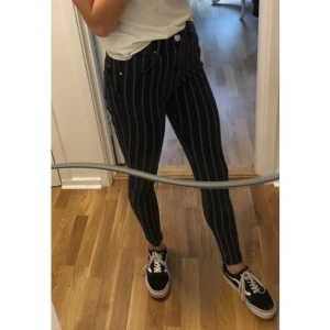 Svart/grå randiga byxor - Märke : Bershka  Typ : Jeans  Storlek : 36  Färg : Svart/grå  Kroppstyp : Kvinna  Skick: begagnade, bra skick
