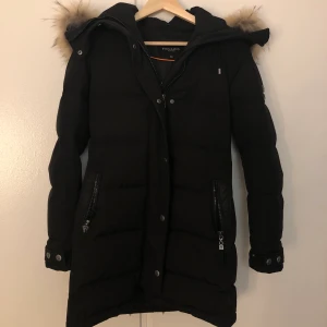 Hollies subway  - Säljer min jätte sköna hollies jacka i strl 32. Köpt för ca 1 år sen för 4699kr. Kvitto finns kvar!