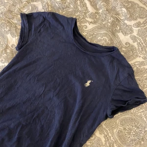 Ralph Lauren tröja  - Lite urtvättad men fortfarande i bra skick! 