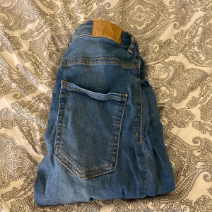 Molly Jeans 💗 - Har krymt lite i storleken men är jättefina och former kroppen fint 👌🏻