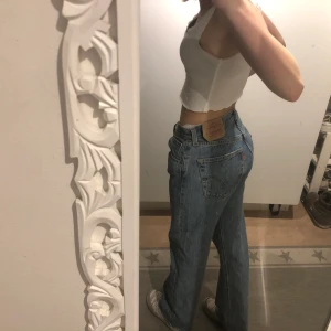 Jeans  - Säljer mina Levis jeans från beyond retro helt oanvända för dom är förstora i midjan på mej. Jag har dock klippt dom där nere så dom ska passa min längd jag är 164cm. 