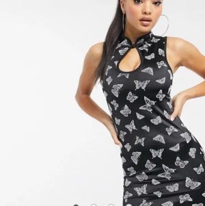 Klänning från Motel - Sååå fin men enbart kommit till användning en gång :( därav inget att anmärka på. Lite glansigt tyg med ”sammets” print. Sjukt snygg passform! 🤩 köpt på Urban outfitters. 