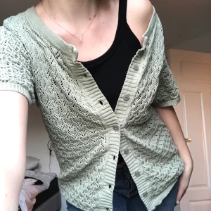 Stickad tröja! - En grön stickad tröja, mer som en kofta med knappar i mitten, jättegullig köpt på second hand!🦋🦋🦋