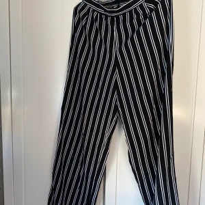 Randiga byxor - Randiga, vida byxor i tunnt material. Inköpta på BikBok för många år sedan, kommer ej till användning så säljer dem! Säljer för 75 kr exkl. frakt, som du själv kan välja beroende på vad paketet väger :)