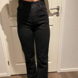 Svarta jeans med slits nertill. Använda ett fåtal gånger i bra skick. Köpt från NA-KD av Hanna Schönbergs kollektion i somras. En taight passform runt lår och större nertill. Ordinarie pris 549kr buda från 250kr eller köp direkt för 450kr inklusive frakt.