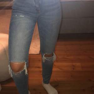 Blå jeans från lager 157, nypris 300 kr, använt några fåtal gånger, håll i båda knäna och avklippt längst ner! Inget fel alls, jätte sköna! Högmidjade!