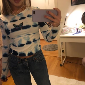 Söt topp - Säljer min helt nya topp (prislapp finns kvar) som ja tyvärr inte vill ha. Den har en söt fjäril över bröstet och är i batik mönster. Köptes för 200kr❤️