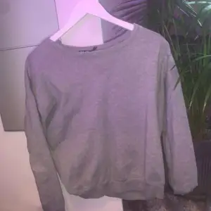Snygg tröja från Gina i stl XS. Lägg bud eller köp för 50kr☺️ Köpare står för frakten!🌸 