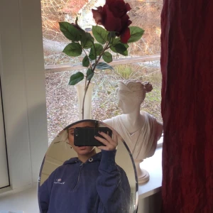 Vintage Champion - Vintage hoodie från Champion i bra skick. Storlek L men skulle säga att den passar XS-M beroende på hur man vill att den ska sitta.  Köpt för runt 500kr. Buda från 150 kr💝💝köparen står för frakt 