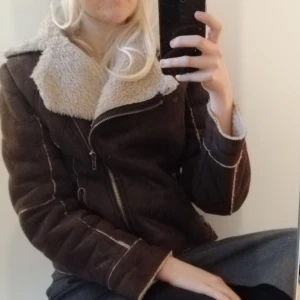 Aviator/pilot jacka  - Supermysig och ascool jacka i fekjskinn och fluffigt foder på insidan. Har praktiska fickor med dragkedjor. Perfekt till vintern. Frakt tillkommer. 