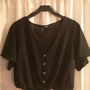 Topp med knut - Svart topp i fint skick