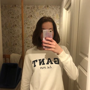 Gant tröja💗 - Jättefin vit Gant-tröja som jag säljer eftersom att den är för liten. Frakt tillkommer💗