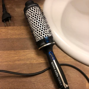 Björn Axén värmeborste - Säljer min Björn Axén värmeborste för att det inte kommer till så mycket användning tyvärr. Helt ny i skicket och fungerar prima!! Nypris 600, håret blir så snyggt och ser ut som man gjort det på salong!!💘😇 PRISET ÄR INK FRAKT