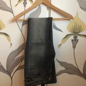 Jeans från Replay - Replay ” Luz ” Jeans Storlek: 26/32  Material: 88% Bomull  8% Polyester  4% Elestan Inköpt från Jeansbolaget. Skick: Som nya Mitt pris: 450kr inklusive frakt. Nypris är 1200kr.